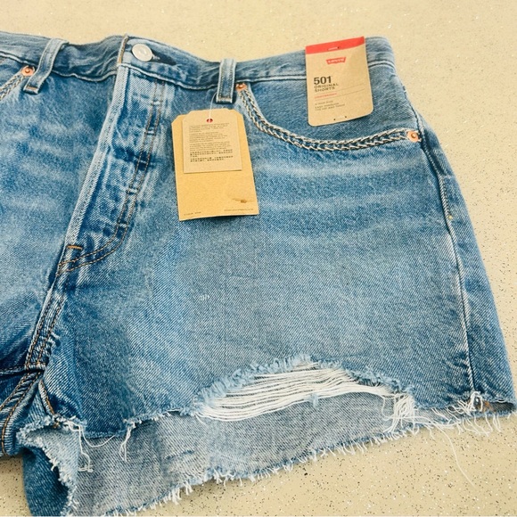 Levi's Women's 501 Original High-Rise Jean Shorts Size 33/Distressed/Lightweight - Picture 2 of 16